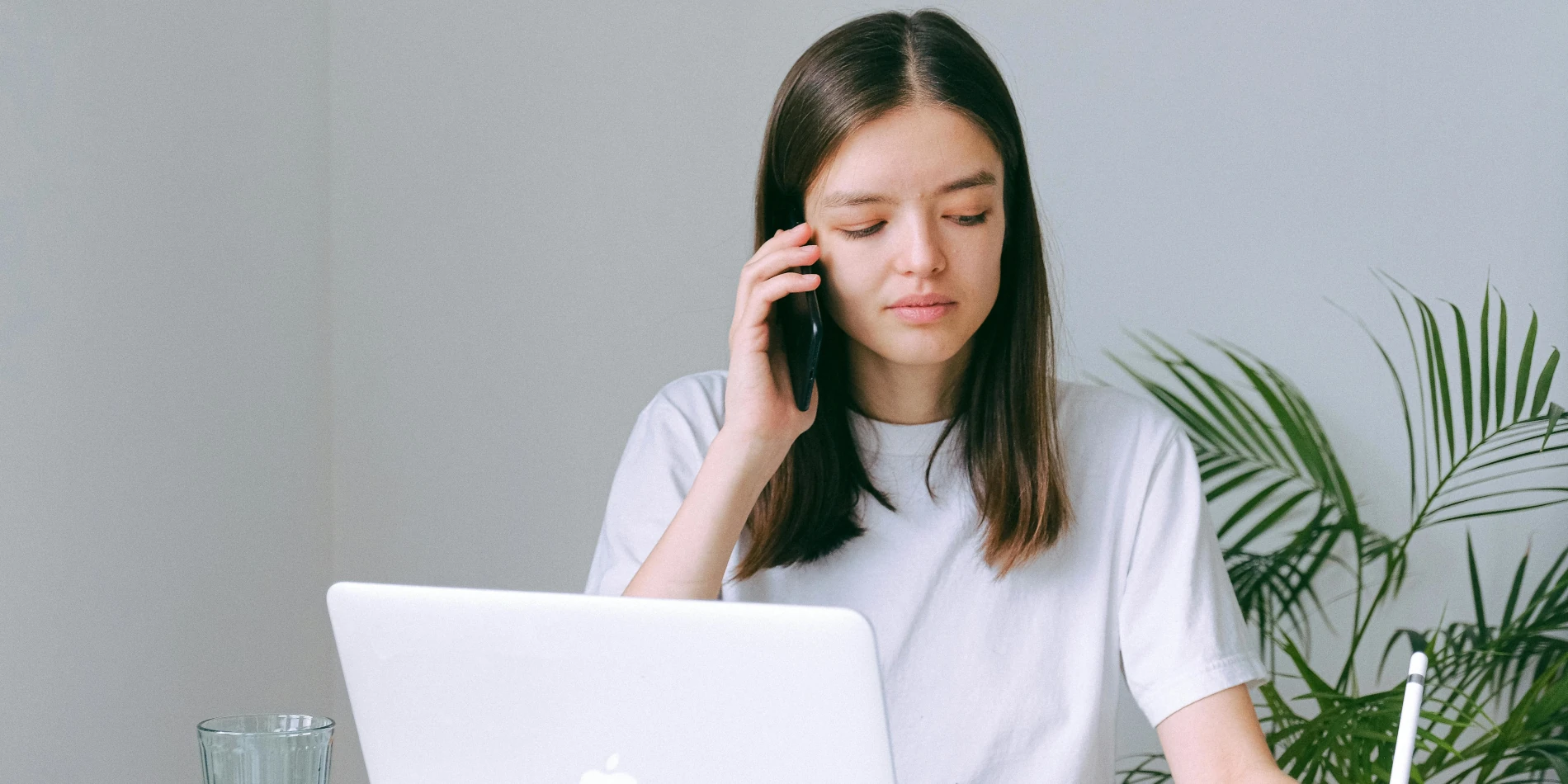 Imagen de fondo de una persona usando un computador para asesoría online