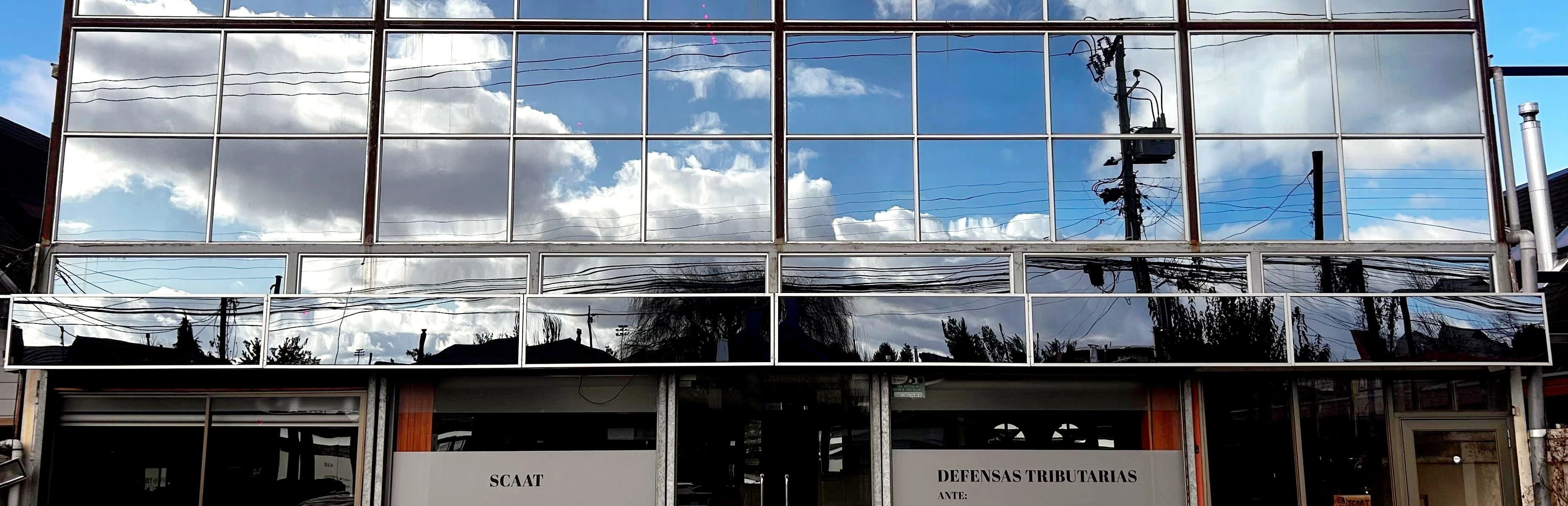 Profesionales de contabilidad analizando documentos.